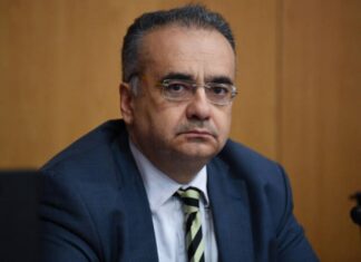 Βερβεσός για πλειστηριασμούς: Τα funds δεν θα φορολογηθούν στην Ελλάδα – Το Δημόσιο χάνει 53 δισ. – Αιχμές για την απόφαση