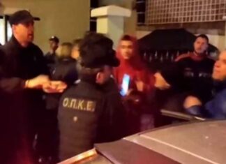 Πρωτοφανείς εικόνες στην Καστοριά: Αστυνομικοί βγάζουν σηκωτό ιδιοκτήτη ξενοδοχείου μετά από κατάσχεση