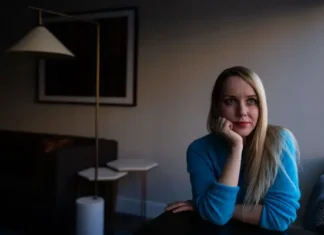 Έρευνα-κόλαφος New York Times για Ελλάδα: Ακόμα και η ειδικός του Facebook, Artemis Seaford έπεσε στα δίχτυα του Predator