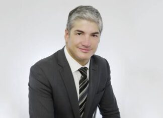 Θέμης Σοφός: «Κυριάκος Μητσοτάκης και Αλέξης Τσίπρας, είσθε κι οι δύο σας ανεκδιήγητοι και ασυγχώρητοι»