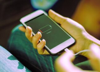 Προειδοποίηση FBI: Μην χρησιμοποιείτε δημόσιους φορτιστές για κινητά – Οι κίνδυνοι που ελλοχεύουν