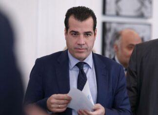 Επίθεση στον Θάνο Πλεύρη στα Πετράλωνα