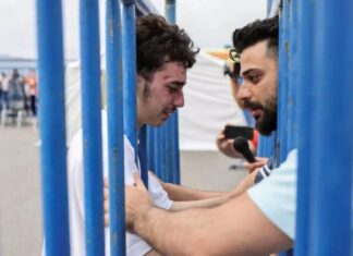 Ναυάγιο: Η συγκλονιστική στιγμή που διασωθέντας συναντήθηκε με τον αδερφό του που ήρθε από την Ολλανδία μόλις είδε τις ειδήσεις