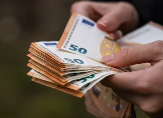 Λίστες μεγαλοοφειλετών: Αναβάλλεται η δημοσιοποίηση των ονομάτων όσων χρωστούν σε Εφορία και ΕΦΚΑ