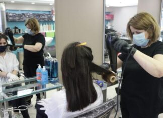 ΕΕΑ: Περίπου 23.000 κουρεία-κομμωτήρια λειτουργούν παράνομα στην Ελλάδα