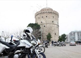 Πανικός στη Θεσσαλονίκη: Βγήκε στο μπαλκόνι με καραμπίνα μετά από κλήση στην ΕΛΑΣ για επεισόδιο ενδοοικογενιακής βίας