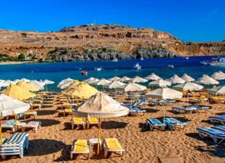 Τα δικαιώματα των λουόμενων: Πού επιτρέπονται και πού όχι οι ομπρέλες και οι ξαπλώστρες