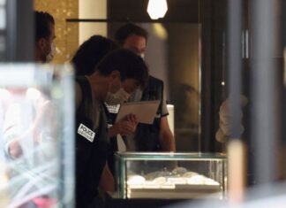 Παρίσι: Ληστεία μέρα-μεσημέρι, με λεία 15.000.000 – Καλοντυμένοι ληστές ξάφρισαν το ξακουστό κοσμηματοπωλείο Piaget