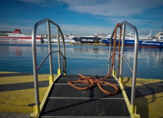 Πειραιάς: Συλλήψεις μετά την πτώση ναυτών στη θάλασσα