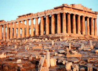 Τουρίστας έκλεψε μάρμαρα από την Ακρόπολη – «Δεν ήξερα ότι απαγορεύεται», είπε στις Αρχές