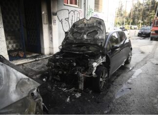 Μπαράζ εμπρησμών στα Εξάρχεια – Στις φλόγες πέντε αυτοκίνητα
