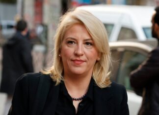 Την απαλλαγή της Ρένας Δούρου ζήτησε ο εισαγγελέας στη δίκη για τη φωτιά στο Μάτι