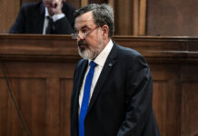 Χρήστος Παπάς για τις φωτογραφίες που χαιρετάει ναζιστικά: «Ήμουν πιο ρομαντικός το 1989»