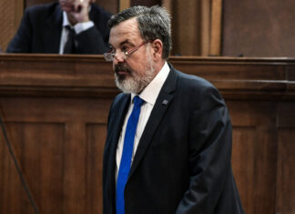 Χρήστος Παπάς για τις φωτογραφίες που χαιρετάει ναζιστικά: «Ήμουν πιο ρομαντικός το 1989»