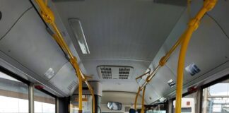 Πανικός στο Μοναστηράκι: Άνδρας άρχισε να απειλεί επιβάτες λεωφορείου με… τσεκούρι – Τους έσωσε ο οδηγός