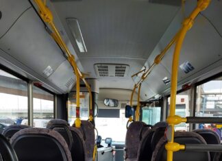 Πανικός στο Μοναστηράκι: Άνδρας άρχισε να απειλεί επιβάτες λεωφορείου με… τσεκούρι – Τους έσωσε ο οδηγός