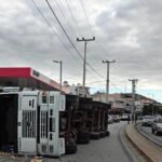 Τροχαίο ατύχημα στη Βάρη: Αναποδογύρισε φορτηγό και έπεσε πάνω σε αυτοκίνητο