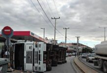 Τροχαίο ατύχημα στη Βάρη: Αναποδογύρισε φορτηγό και έπεσε πάνω σε αυτοκίνητο