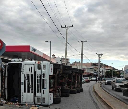 Τροχαίο ατύχημα στη Βάρη: Αναποδογύρισε φορτηγό και έπεσε πάνω σε αυτοκίνητο