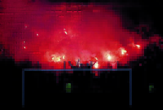 Αμπελόκηποι: Συνελήφθη 49χρονος που έδωσε φωτοβολίδες στον ανήλικο γιο του κατά τη διάρκεια αγώνα