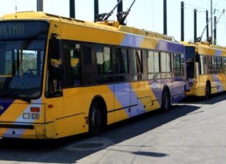 Δραπετσώνα: Επιβάτης πήρε το τιμόνι τρόλεϊ μετά από καβγά με τον οδηγό… το τράκαρε σε κολώνα