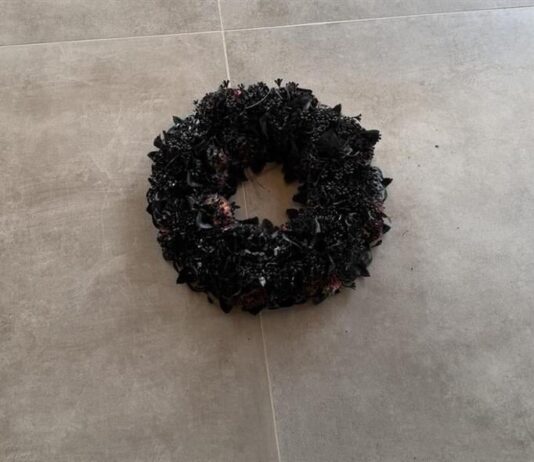 Ρόδος: Γάζωσαν με 14 σφαίρες σπίτι γνωστού επιχειρηματία – Το μήνυμα με το μαύρο στεφάνι