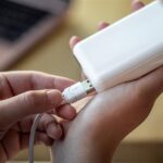 Νέα έκρηξη power bank σε αεροπλάνο φέρνει αυστηρότερα μέτρα για τους φορητούς φορτιστές