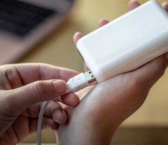 Νέα έκρηξη power bank σε αεροπλάνο φέρνει αυστηρότερα μέτρα για τους φορητούς φορτιστές