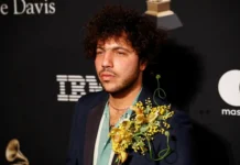 Διέρρηξαν στο σπίτι της μητέρας του Benny Blanco και κλειδώθηκε στο μπάνιο για να γλυτώσει