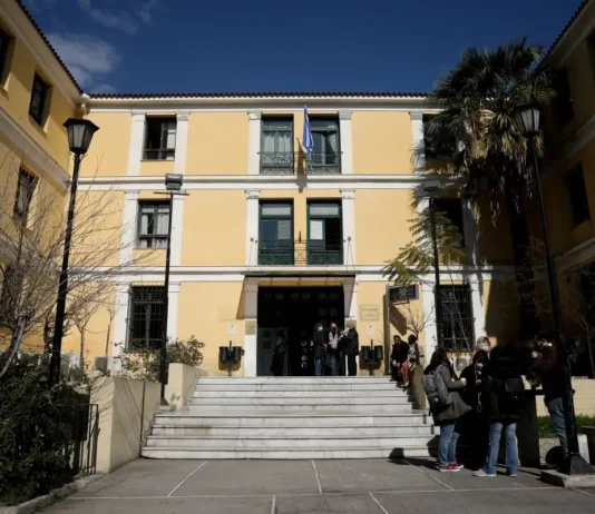 Στην Ευελπίδων οι «44» που είχαν βγάλει 7 εκατομμύρια ευρώ από απάτες