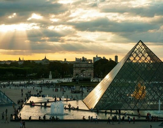Γαλλία: Η ληστεία στο Λούβρο είναι έργο μικροκακοποιών και όχι οργανωμένου εγκλήματος, σύμφωνα με την εισαγγελέα