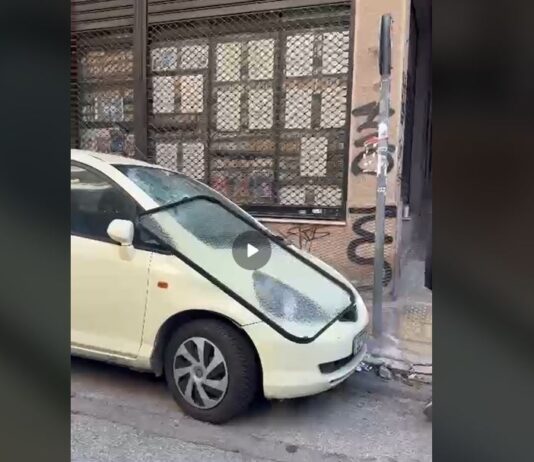Βαρύ τραπέζι εκσφενδονίστηκε από μπαλκόνι στην Ιπποκράτους – Έσπασε αυτοκίνητο! – Αποκλειστικά videos