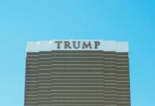 Νομικό ντόμινο στις ΗΠΑ: Πάνω από 1.000 εταιρείες μηνύουν τον Trump