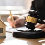 «Κι όμως… γυρίζει» – Πώς μια δικαστική απόφαση μπορεί να ανατρέψει έναν πλειστηριασμό που έχει ήδη γίνει