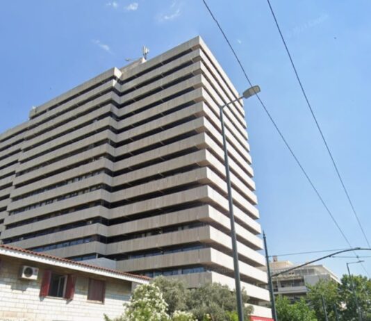 Πρωτοφανές: Είχαν 31 κοτόπουλα, κατσίκες και ερίφια σε ταράτσα 16ώροφου κτιρίου στους Αμπελόκηπους