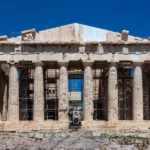 Μετά από 220 χρόνια συμπληρώνεται το δυτικό αέτωμα του Παρθενώνα – Βγήκαν οριστικά οι σκαλωσιές