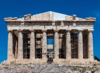 Μετά από 220 χρόνια συμπληρώνεται το δυτικό αέτωμα του Παρθενώνα – Βγήκαν οριστικά οι σκαλωσιές