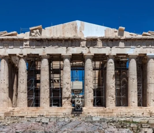 Μετά από 220 χρόνια συμπληρώνεται το δυτικό αέτωμα του Παρθενώνα – Βγήκαν οριστικά οι σκαλωσιές