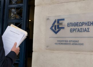 Εργαζόμενοι κρύφτηκαν σε… φέρετρα ή έγιναν δήθεν λουόμενοι – Τα κόλπα εργοδοτών για να αποφύγουν την Επιθεώρηση Εργασίας