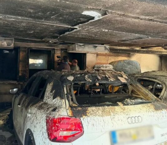 Στόχος εμπρηστικών επιθέσεων στελέχη της ΝΔ στη Θεσσαλονίκη – Πέντε τραυματίες, γυναίκα στη ΜΕΘ