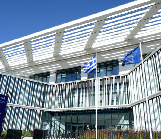 Δήλωσε στην εφορία καταθέσεις 14.632 ευρώ ως δώρα γάμου – Έπεσε πρόστιμο 21.223 ευρώ